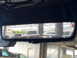 【デジタルインナーミラー】後席の大きな荷物や同乗者で後方が確認しづらい時でも安心!カメラが撮影した車両後方の映像をルームミラー内に表示。クリアな視界で状況の確認が可能です!