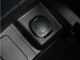スマートフォンの充電等にも便利な電源ソケット!使いやすい場所に装備されています。