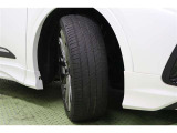 タイヤサイズはハイスペックな 225/45R21。