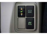 ECOモードはエアコンの利きなどを抑え、低燃費で走れるようにサポートします。EVモードはモーターのみで動くので、夜間などの静かに走行したい時に便利です。(EVモードは一定速度を超えると解除されます)
