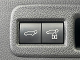 【パワーバックドア】スマートキーや運転席のボタンを押すだけでリアゲートが自動で開閉します!荷物を持っている時や、高い位置にあるバックドアを閉める際に便利な機能です♪