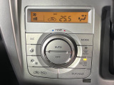 【オートエアコン】一度お好みの温度に設定すれば、車内の温度を検知し風量や温度を自動で調整。暑い&hellip;寒い&hellip;と何度もスイッチ操作をする必要はありません。快適な車内空間には必須の機能ですね♪