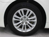 純正アルミホイールは精度が高く、走行の安定性が優れています。タイヤサイズ215/60R16