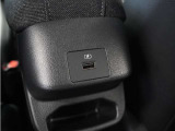 USBチャージャーは後席用にも設置されています。長時間のドライブも安心です♪