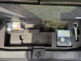 トランクルームのフタを開けると付属の車載工具がございます(^^) 必要に応じて買い足していただくことも可能です!
