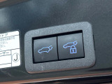 【パワーバックドア】スマートキーや運転席のボタンを押すだけでリアゲートが自動で開閉します!荷物を持っている時や、高い位置にあるバックドアを閉める際に便利な機能です♪