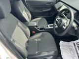 乗り心地の良いフロントシートです。足回りも広々としておりますので、長時間の運転も疲れづらいですよ。