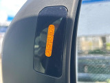 【リヤビークルディティクション】走行中、ドアミラーの死角になりやすい箇所に後続車が接近するとサイドミラー付近に警告を表示、ドライバーに注意喚起と、万一の際はハンドル操作をアシストをします。
