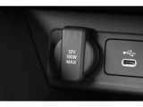 12V電源ソケットから、携帯の充電なども可能です。