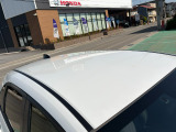 目立つキズ凹み等はありませんが、中古車という商品の特性ルーフには子キズや塗装しみがあります