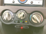 寒い冬も暑い夏も全席に快適な空調を届けてくれる、ダイヤル式エアコンを装備♪