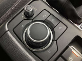 「MAZDAコネクト」コマンダー部 手元を見ることなく操作出来るように左手を自然に降ろした位置に設置。シンプルで使いやすく、機能を覚えやすいボタン配置になっています。