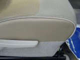 運転席にはシートリフターが付いていますので座高にあわせてドライビングポジションが決められます。