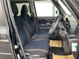 運転席まわりです。実際に座ってみて、乗り心地を体験してみてください。