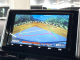 【バックカメラ】駐車時に後方がリアルタイム映像で確認できます。大型商業施設や立体駐車場での駐車時や、夜間のバック時に大活躍!運転スキルに関わらず、今や必須となった装備のひとつです!