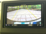 【バックカメラ】駐車時に後方がリアルタイム映像で確認できます。大型商業施設や立体駐車場での駐車時や、夜間のバック時に大活躍!運転スキルに関わらず、今や必須となった装備のひとつです!