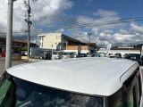 目立つキズ凹み等はありませんが、中古車という商品の特性ルーフには子キズや塗装しみがあります
