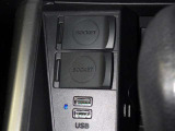 充電用USB端子付き。スマートフォンなどの充電に便利です。