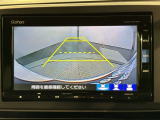 リバースギアに入れるだけで後方の表示へ切り替わります。夜間や雨の日の駐車も楽になりますよ。