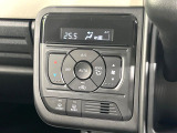 【オートエアコン】一度お好みの温度に設定すれば、車内の温度を検知し風量や温度を自動で調整。暑い&hellip;寒い&hellip;と何度もスイッチ操作をする必要はありません。快適な車内空間には必須の機能ですね♪