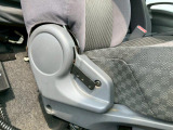 運転席側リクライニングレバーのカバーが欠品しています。