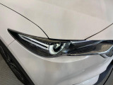 【LEDヘッドライト】悪天候や夜間走行時も良好な視界を確保し安心して運転できる高輝度LEDヘッドライトを装備!点灯速度が早く、消費電力も抑えられています。