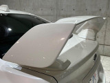 【大型リヤスポイラー】スポーツカーらしさがグッと引き立つ大型リヤスポイラーを装着♪高速走行時のスタビリティ(走行安定性)向上に役立ちます。