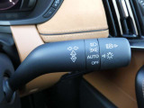 アダプティブLEDヘッドライト装着車 前方に他の車両がいる状況でも、周辺をハイビームで照射することができ、夜間の視認性がよくなり、安全性が高まります。