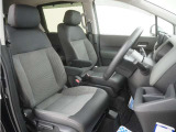 運転席のスペースはゆったりしていて、視界も広く確保されているので普段の運転からロングドライブまで快適です。