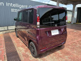 フロントだけでなく、バックソナーも付いてるので駐車時もバッチリ補助してくれます(*^^*)