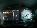 右側に大きく見やすいスピードメーター左側ディスプレイには運転支援システム等を表示