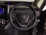 【ハンドル】運転にかかわる様々な操作を安全に行えるように視点移動が少なく操作性に配慮されたスイッチ類が凝縮されたコックピットです。