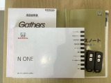 スマートキーは鍵をバッグに入れたままでもドアロックの開閉やエンジンのON・OFFができます。夜間や雨の日も鍵を探さなくて良いので便利です。