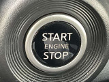プッシュエンジンスターターです。キーを取り出すことなくブレーキペダルを踏みながらボタンを押すだけでエンジンが始動できます。