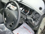 運転席側にも便利なドリンクホルダー付いています。