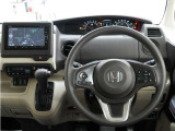 運転にかかわる様々な操作を安全に行えるように視点移動が少なく、操作性に配慮されたスイッチ類が凝縮されたコクピットです。