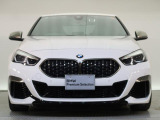 【キドニーグリル】BMWの代名詞。一目見ただけでBMWであると認識できる確固たるアイコンとして存在感を放ちます。