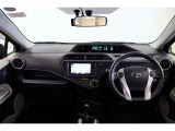 フードが低いセンターメーターで運転席からの視界は良く、助手席からもメータの情報を見ることが出来ます。操作ボタンやダイヤルが届きやすい位置に配置されていて利便性も良い使いやすい運転席廻りです。