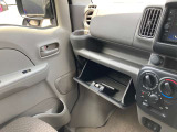 奥行きのあるグローブボックス付き♪