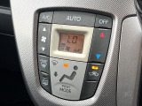 【オートエアコン】一度お好みの温度に設定すれば、車内の温度を検知し風量や温度を自動で調整。暑い&hellip;寒い&hellip;と何度もスイッチ操作をする必要はありません。快適な車内空間には必須の機能ですね♪