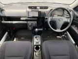 運転席廻りの画像です。操作スイッチ類もキレイな状態です。専門のスタッフが内外装を清掃・きめ細かい箇所までクリーニングしています