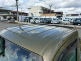 目立つキズ凹み等はありませんが、中古車という商品の特性ルーフには子キズや塗装しみがあります