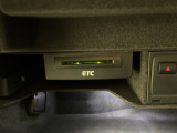 【純正ビルトインETC】有料道路を利用する際に料金所で停止することなく通過できる、ETC車載器が装備されています。セットアップを行うことで利用可能になります。