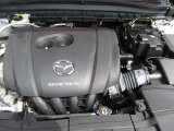 24Vマイルドハイブリッドで爽快な走りを実現する「e-SKYACTIV-G 2.0」。高効率エンジンと電動化技術の組み合わせにより、燃費性能とアイドリングストップ機能をさらに向上させました。