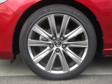タイヤサイズは「225/45R19」純正19インチホイールを装備しています。大迫力です!