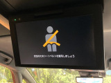【14型有機ELフリップダウン】三列目からでも迫力のエンタメが観れる大画面フリップダウン。有機ELのモニターでは、一般的なフリップダウンよりも高コントラストでキレイな映像を楽しめます。