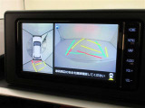 後退時に全方位カメラが作動し、周囲の状況が確認できます。