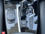 【シフトノブ】BMWの高性能オートマチックは、ATセレクトレバーを左側に倒すことで、通常の「D」から「S」(スポーツ)または「M」(マニュアル)へと切り替えが可能です。