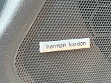 【Harmon Kardon 】メーカーオプションの高品位サウンドシステムを搭載。専用のチューニングが施された大小様々なスピーカーから良質なサウンドが奏でられ、臨場感あふれる音響空間を演出します。