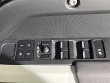 メモリー機能付フルパワーシート『ドライバー三名までのシートポジションを記憶するメモリー機能付きのフルパワーシートを装備します。ご家族でのご使用をお考えの方にもぜひおすすめさせていただきます。』